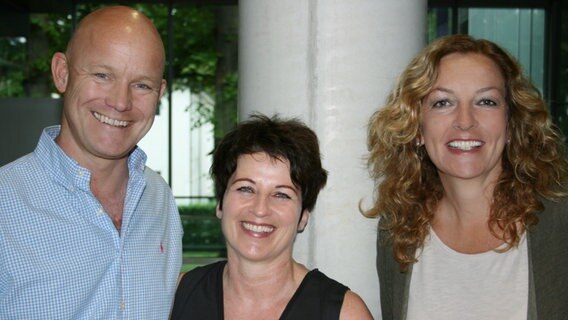 NDR 2 Moderatorin Bettina Tietjen (re.) mit Eva-Maria und Wolfram Zurhorst © NDR 2 Foto: Andreas Sorgenfrey