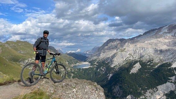 Jelto Ringena steht neben seinem Fahrrad auf einem Berg in den Alpen. © Jelto Ringena / NDR 2 Foto: privat