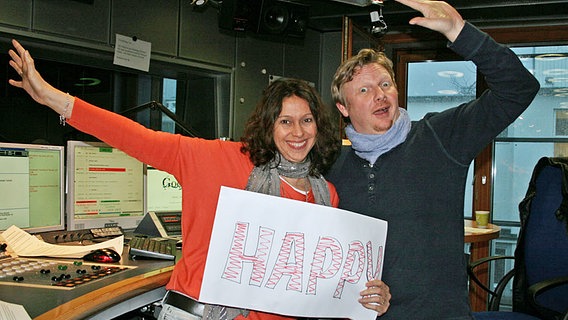 Auch Elke Wiswedel und Holger Ponik tanzen im Studio zu "Happy" von Pharell Williams  