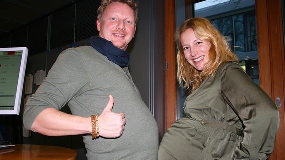 Ein solidaritäts-schwangerer Holger Ponik mit Ilka Petersen im NDR 2 Studio © NDR 2 Foto: Michael Woddow