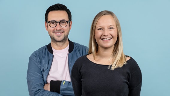 Die NDR 2 Moderatoren Kathrin Hammer und Christopher Scheffelmeier. © NDR 2 Foto: Niklas Kusche