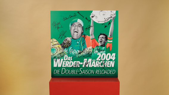'Das Werder-Märchen 2004'-Cover mit Unterschriften der Spieler, frontal © NDR 