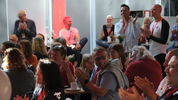 Freeses Fans mit dem Freese-Macher Andreas Altenburg im NDR 2 Foyer. Sie feiern den Abschied der NDR 2 Comedy "Wir sind die Freeses".  Foto: Gilbert Lake