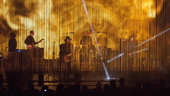 Die britische Band Archive 2016 bei einem Konzert im Admiralspalast in Berlin. © IMAGO / POP-EYE 