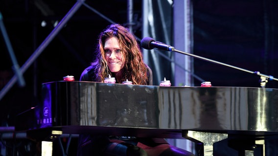 Die Blues- und Rockmusikerin und Sängerin Beth Hart 2023 bei einem Konzert. © picture alliance / Pressefoto Evans Foto: Ryan Evans