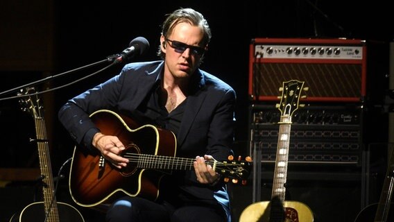 Der Bluesrock Gitarrist Joe Bonamassa 2014 bei einem Konzert in Münster. © picture alliance / dpa Foto: Henning Kaiser