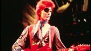 David Bowie 1970 bei einem Konzert. © IMAGO / Photoshot 