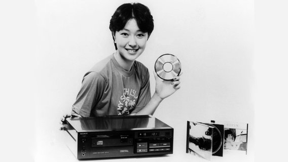 Ein Model präsentiert im September 1982 in Japan die neuesten Produkte der Sony Corporation: den CD-Player CDP-101 und Compact Disc, die ab 1. Oktober 1982 in den Handel gehen. © picture alliance / Pan-Asia | Pan-Asia 