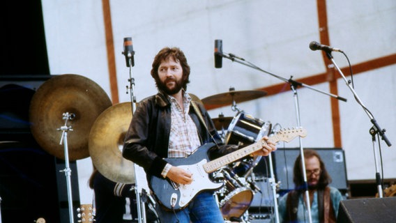 Eric Clapton, britischer Musiker, Sänger, berühmter Blues und Rock-Gitarrist, genannt Slowhand, hier bei einem Konzert circa 1987. © IMAGO / United Archives 