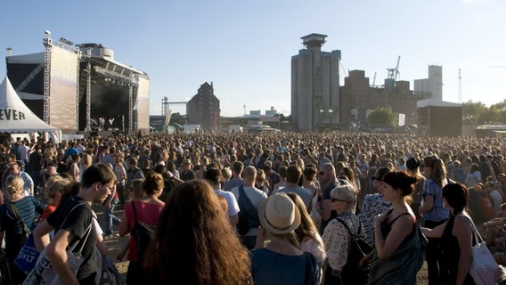 Blick über das Publikum auf die Bühne des Dockville Festivals 2012. © IMAGO / POP-EYE 