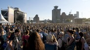Blick über das Publikum auf die Bühne des Dockville Festivals 2012. © IMAGO / POP-EYE 