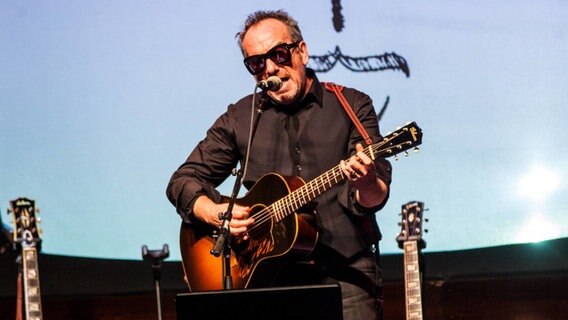 Elvis Costello bei einem Konzert in Austin, Texas. © IMAGO / ZUMA Wire 