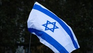 Die Flagge Israels weht im Wind. © IMAGO / imagebroker 