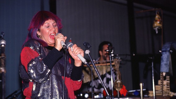 Die brasilianische Jazz-Sängerin Flora Purim 1993 bei einem Auftritt. © IMAGO / BRIGANI-ART 