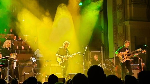 Der Gitarrist Steve Hackett 2023 Bei einem Konzert in der Historischen Stadthalle Wuppertal. © Uli Kniep Foto: Uli Kniep