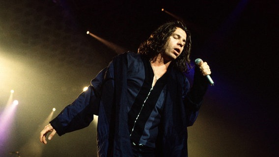 Der Sänger Michael Hutchence bei einem Konzert. © Heinrich BriganiArt 
