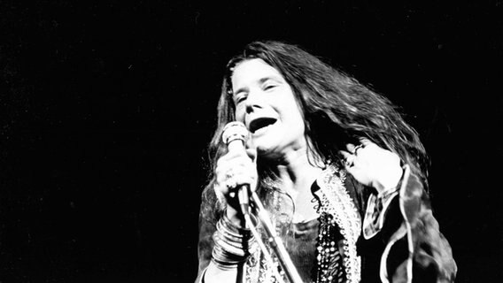 Die Sängerin Janis Joplin bei ihrem Auftritt auf dem Woodstock Festival. © IMAGO / ZUMA Wire 
