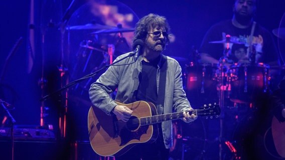 Der britische Musiker und Produzent Jeff Lynne bei einem Konzert mit seiner Band ELO. © IMAGO Foto: Stefan M Prager