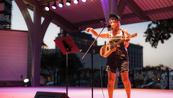 Die Singer-Songwriterin Jill Sobule hatte mit "I Kissed a Girl" einen explizit queeren Hit. © IMAGO / Imagn Images / Andy Dosset / Examiner Enterprises 
