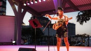 Die Singer-Songwriterin Jill Sobule hatte mit "I Kissed a Girl" einen explizit queeren Hit. © IMAGO / Imagn Images / Andy Dosset / Examiner Enterprises 