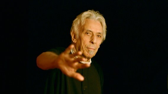 Der Musiker John Cale hält seine Hand in die Kamera. © Madeline McManus 