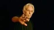 Der Musiker John Cale hält seine Hand in die Kamera. © Madeline McManus 