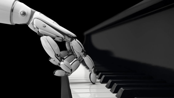 Eine Roboterhand drückt eine Taste auf einem Klavier, Themenbild zu Künstlicher Intelligenz und Musik © IMAGO / Science Photo Library 