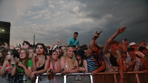 Publikum bei einem Konzert auf dem Leeds Festival 2022 steht an einer Absperrung. © IMAGO / Cover-Images Foto: Graham Finney