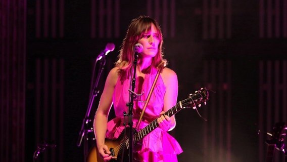 Die Sängerin Leslie Feist am 04.04.2017 bei einem Konzert im Tempodrom in Berlin. © IMAGO / POP-EYE 