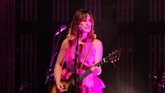 Die Sängerin Leslie Feist am 04.04.2017 bei einem Konzert im Tempodrom in Berlin. © IMAGO / POP-EYE 