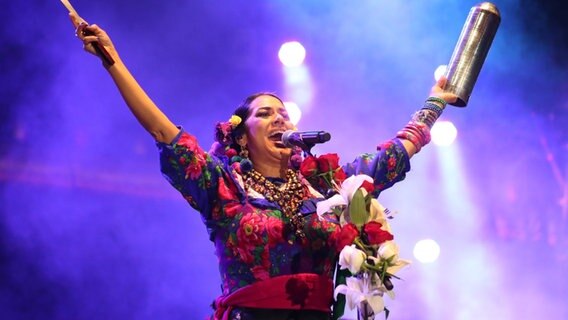 Lila Downs 2018 bei dem Konzert "Voces de Mujeres". © picture alliance / ZUMAPRESS.com 