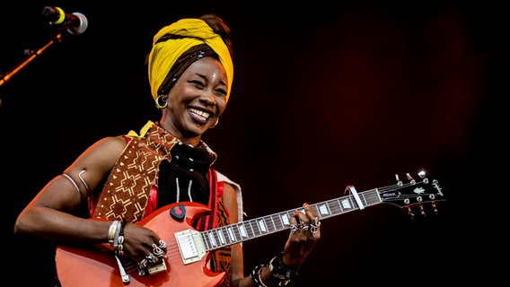 Fatoumata Diawara beim Roskilde Festival 2022. © Gonzales Photo/Lasse Lagoni 