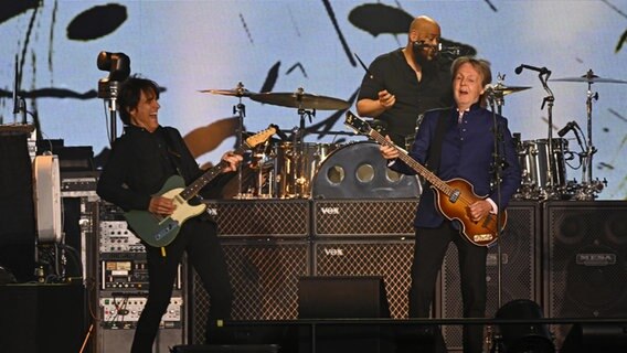 Paul McCartney und seine Band 2022 bei einem Auftritt in Orlando, Florida. © IMAGO / UPI Photo 