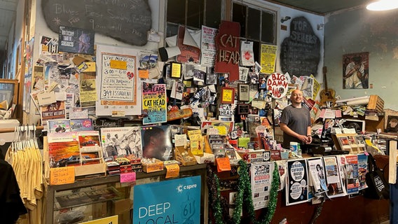 Das "Cat Head Delta Blues and Folk Art" ist ein bekannter Plattenladen in Clarksdale, Mississippi, in dem auch Blues- und Folk-Konzerte stattfinden. © Harald Mönkedieck Foto: Harald Mönkedieck