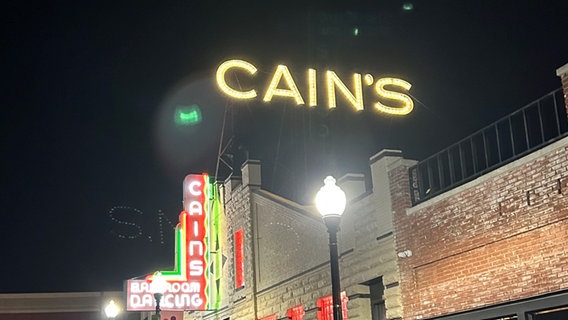 Cain's Ballroom, ein historisches Musiklokal in Tulsa, Oklahoma, bei Nacht mit leuchtenden Schildern. © Harald Mönkedieck Foto: Harald Mönkedieck