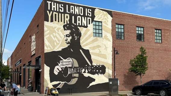 Die Fassade des Woodie Guthrie Centers ist mit einem Bild von Woodie Guthrie versehen. © Harald Mönkedieck Foto: Harald Mönkedieck