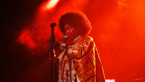 Die Malische Sängerin und Songschreiberin Oumou Sangaré bei einem Konzert in London. © picture alliance / Captital Pictures Foto: Martin Harris