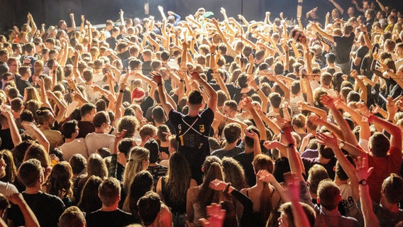Menschen im Stuttgarter Club Proton beim Feiern. © IMAGO / 7aktuell 