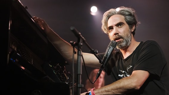 Der Kanadische Musiker Patrick Watson bei einem Auftritt auf dem Montreux Jazz Festival 2022. © picture alliance/KEYSTONE Foto: VALENTIN FLAURAUD