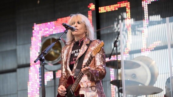 Chrissie Hynde von den Pretenders 2018 auf der Bühne. © IMAGO / agefotostock 