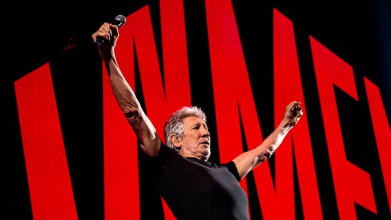 Roger Waters bei einem Auftritt im Mai in Hamburg bei der Tour "This is a not drill" © Foto: Daniel Bockwoldt/dpa +++ dpa-Bildfunk +++ Foto: Daniel Bockwoldt