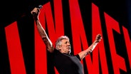 Roger Waters bei einem Auftritt im Mai in Hamburg bei der Tour "This is a not drill" © Foto: Daniel Bockwoldt/dpa +++ dpa-Bildfunk +++ Foto: Daniel Bockwoldt