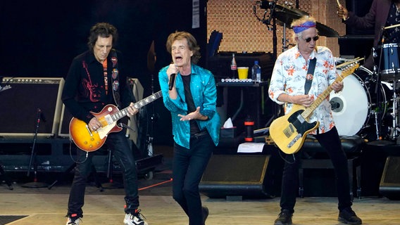 Ron Wood, Mick Jagger und Keith Richards auf der Berliner Waldbühne. Hinter ihnen sitzt Steve Jordan am Schlagzeug. © IMAGO / Future Image 