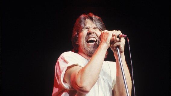 Der Rockmusiker Bob Seeger singt in ein Mikrofon. © IMAGO / Avalon.red 