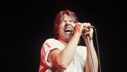 Der Rockmusiker Bob Seeger singt in ein Mikrofon. © IMAGO / Avalon.red 