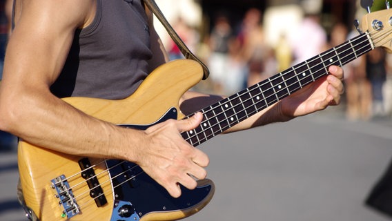 Ein Straßenmusiker in Paris spielt Bass. © IMAGO / Zoonar 