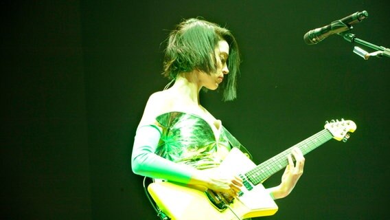 Die Sängerin St. Vincent am 26.10.17 live im Berliner Huxleys. Die Sängerin St. Vincent am 26.10.17 live im Berliner Huxleys. © IMAGO / BRIGANI-ART