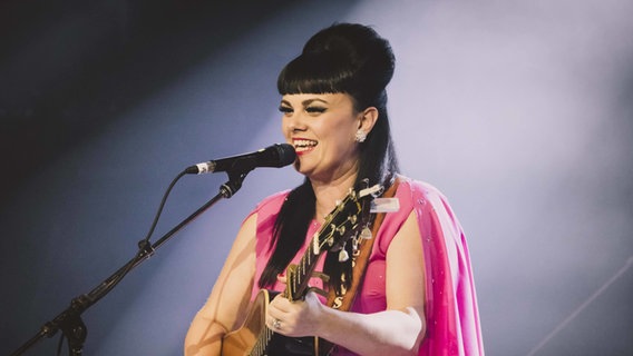 Die Sängerin und Songwriterin Tami Neilson 2017 bei einem Konzert in Toronto. © IMAGO / ZUMA Wire 