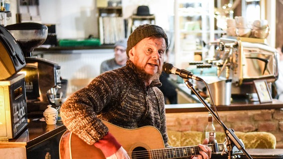 Tom Liwa 2018 bei einem Konzert in Duisburg © IMAGO / Funke Foto Services 