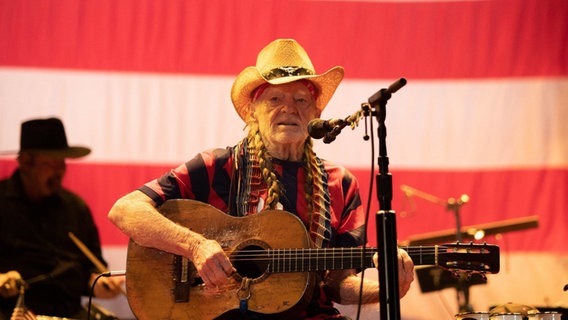 Der amerikanische Countrysänger Willie Nelson bei einem Konzert am 4. Juli 2022. © IMAGO / USA TODAY Network 